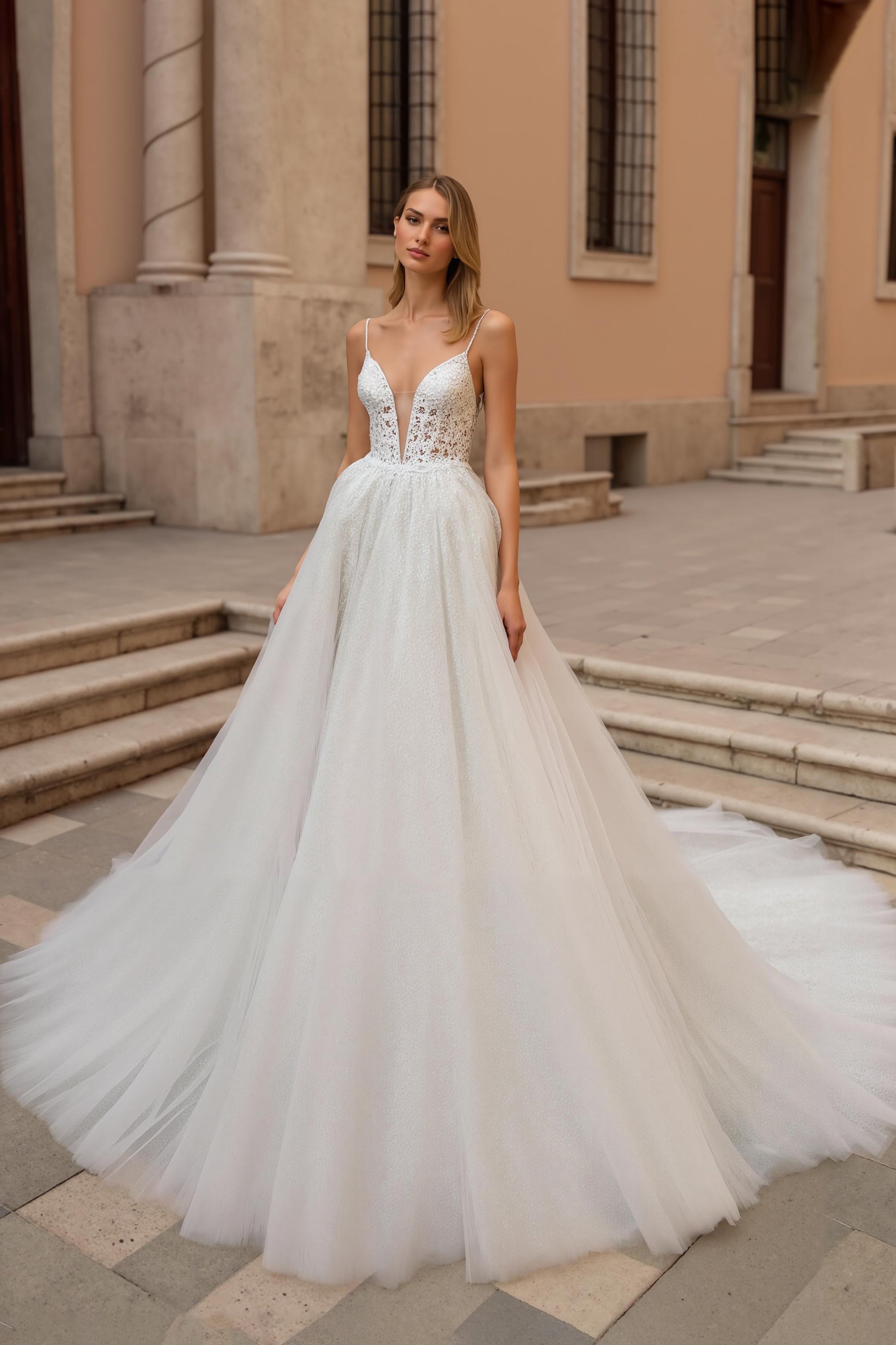 Ivory A-Line V-Neck Tulle Court Train Wedding Dress With Appliques